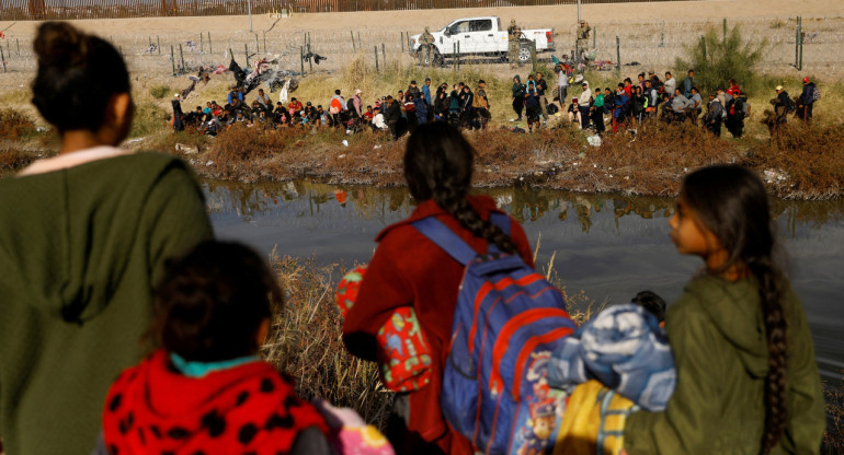 Migrantes intentando entrar desde México a Estados Unidos. Foto: Reuters.