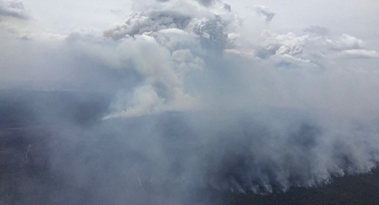 El humo de los incendios que arden en Australia. Foto: X (@NSWRFS).