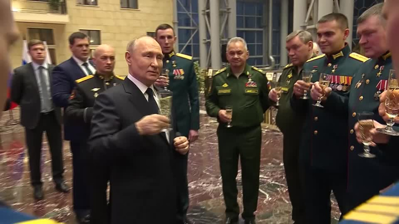 Vladimir Putin, junto a militares rusos. Foto: Reuters