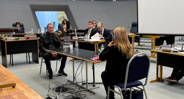 Careo entre el abuelo de Lucio Dupuy y la ex abogada de la familia. Foto: Telam.