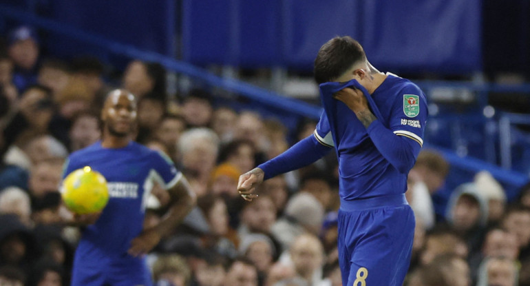 Lesión de Enzo Fernández en el Chelsea. Foto: REUTERS.