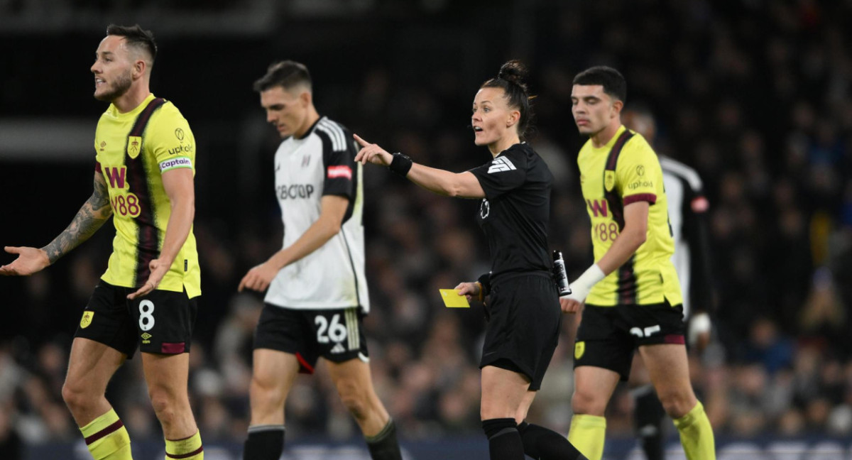 Rebecca Welch, primera mujer en dirigir un partido de Premier. Foto: EFE