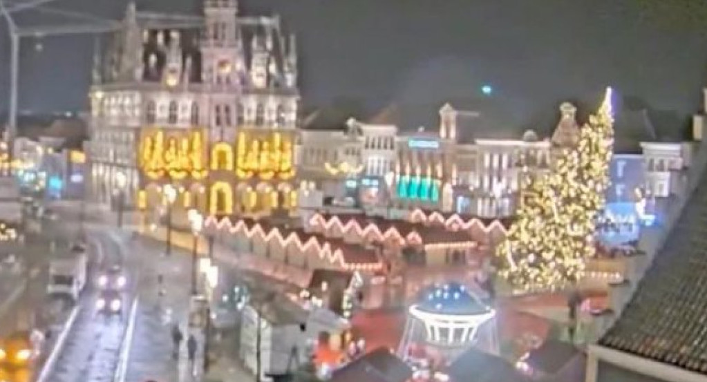 Accidente en Bélgica con árbol navideño. Foto: X.