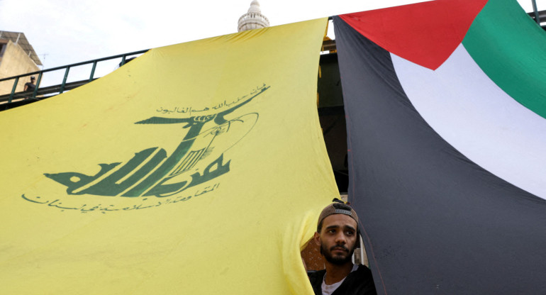 Las banderas de Hezbollah y Palestina, unidas. Foto: Reuters