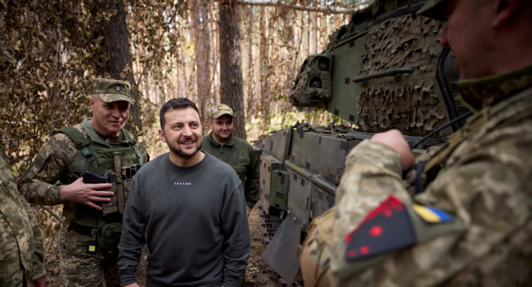 Volodimir Zelenski, presidente de Ucrania, junto al Ejército. Foto: Reuters