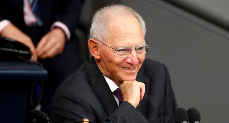 Wolfgang Schaeuble, sonríe mientras dirige la primera sesión plenaria en la Cámara Baja del Parlamento alemán (Bundestag). REUTERS