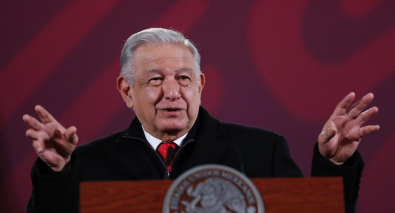 El presidente de México, Andrés Manuel López Obrador, habla durante su rueda de prensa diaria hoy, en el Palacio Nacional de la Ciudad de México. Foto: EFE