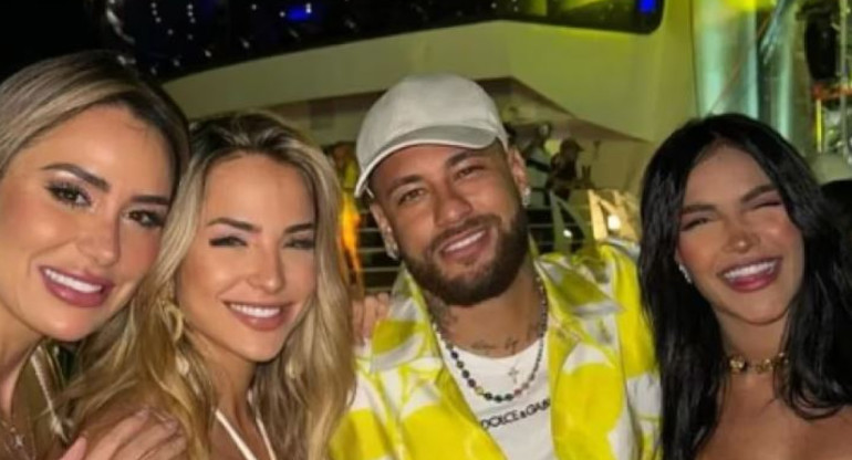 Neymar con pasajeros de su lujoso crucero. Foto: X.