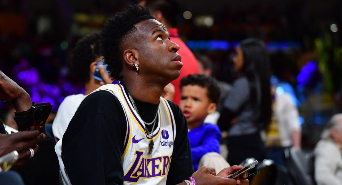 Vinicius Junior con la camiseta de los Lakers. Foto: Reuters.