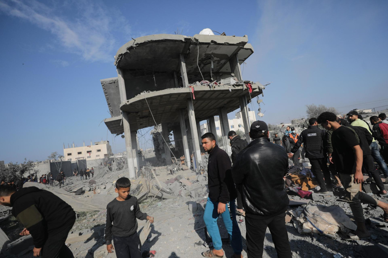 Palestinos en el campo de refugiados Khan Yunis, en la Franja de Gaza. Foto: EFE.