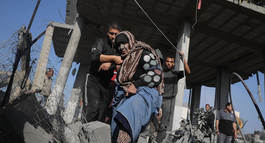 Palestinos en el campo de refugiados Khan Yunis, en la Franja de Gaza. Foto: EFE.