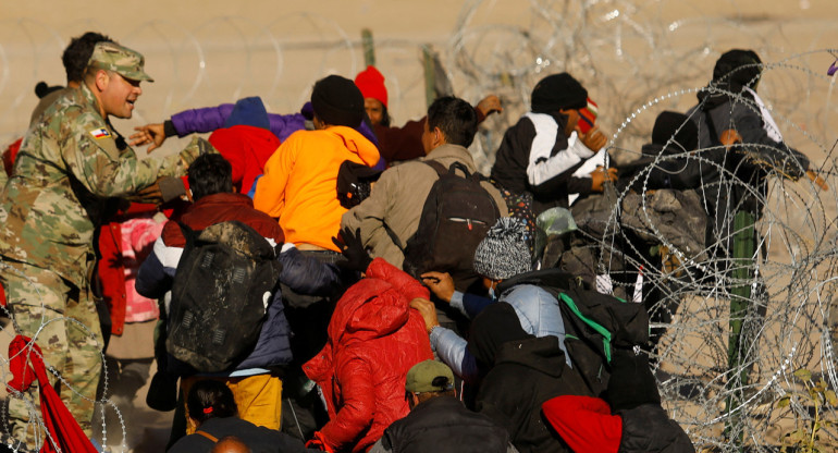 Migrantes en la frontera entre México y Estados Unidos. Foto: Reuters.