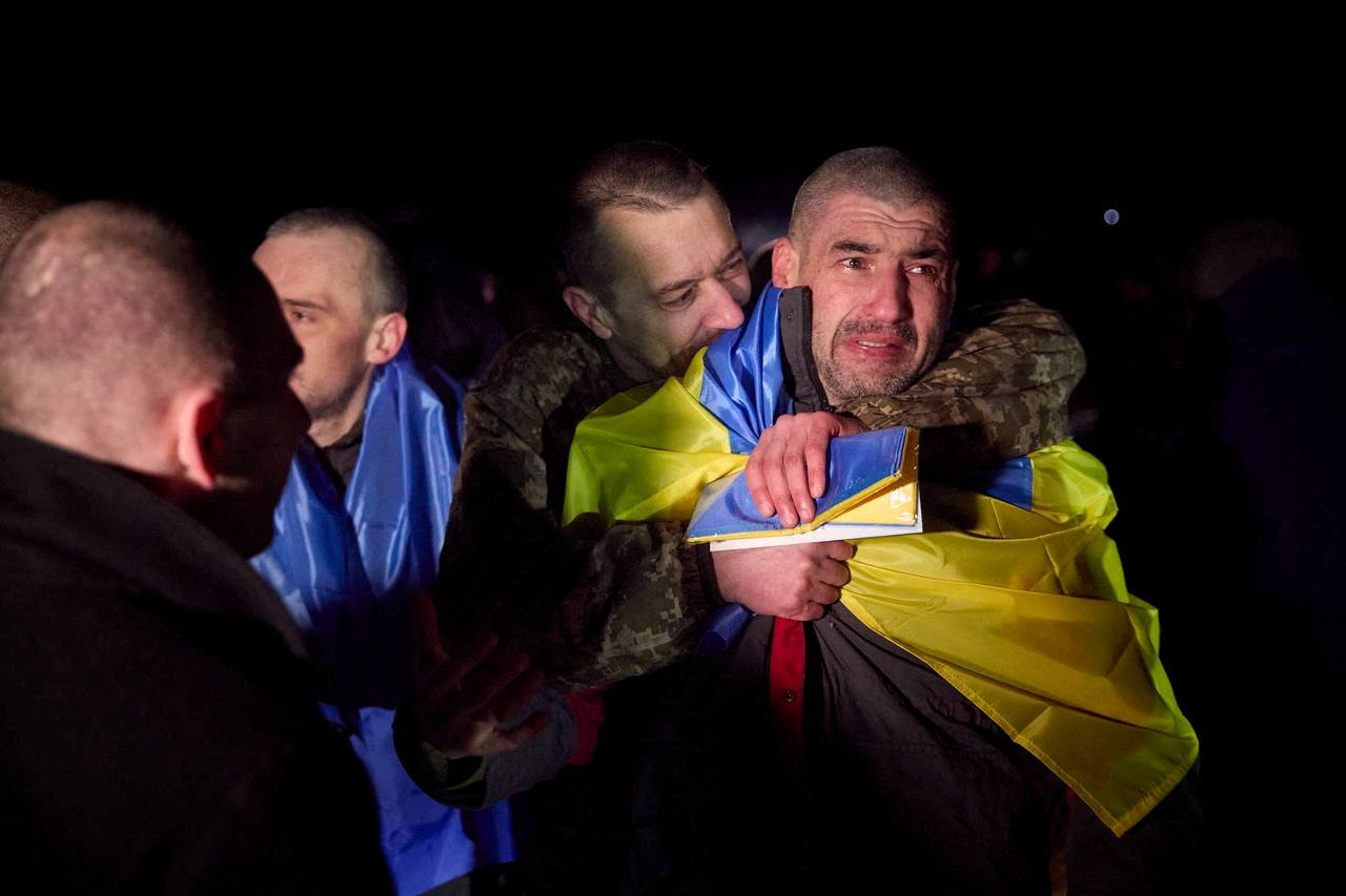 El alivio de los ucranianos liberados. Foto: Reuters