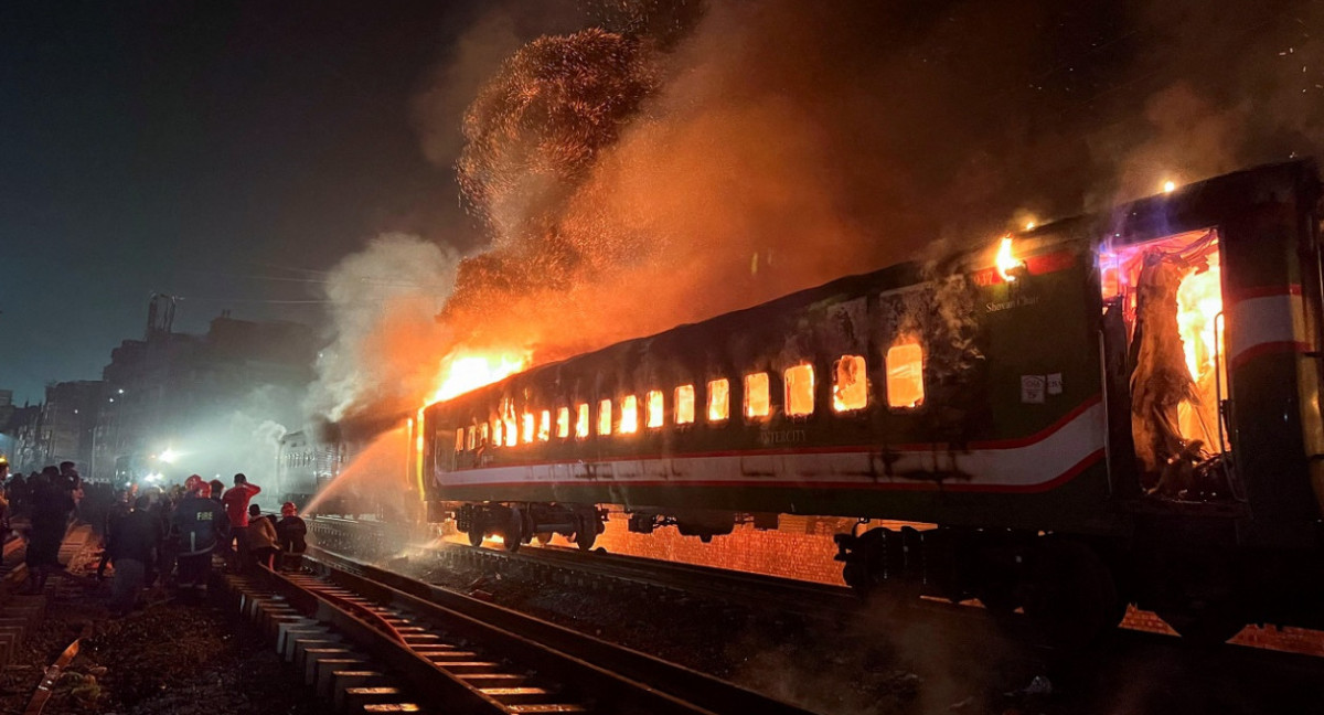 Incendio de un tren en Bangladesh. Foto: Reuters