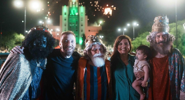 Federico Otermín participó del desfile de Reyes Magos junto a miles de vecinos en Lomas. Foto: Instagram @federico.otermin