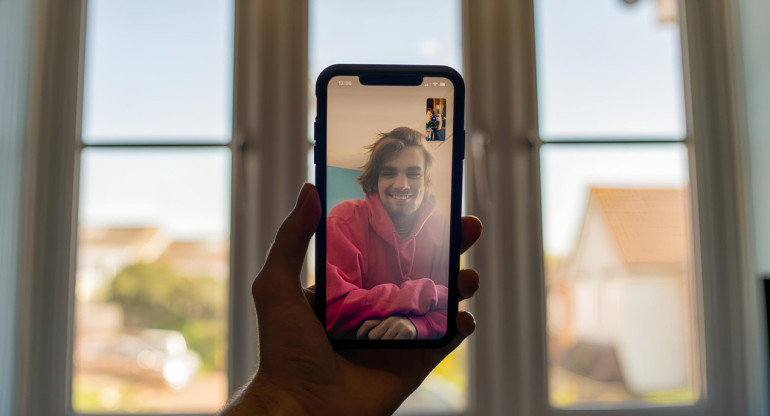 Videollamadas en WhatsApp. Foto: Unsplash.