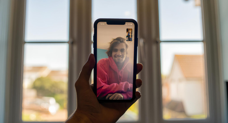 Videollamadas en WhatsApp. Foto: Unsplash.