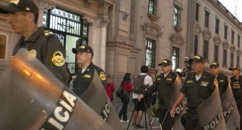 Policías refuerzan la frontera de Perú. Foto: Reuters.