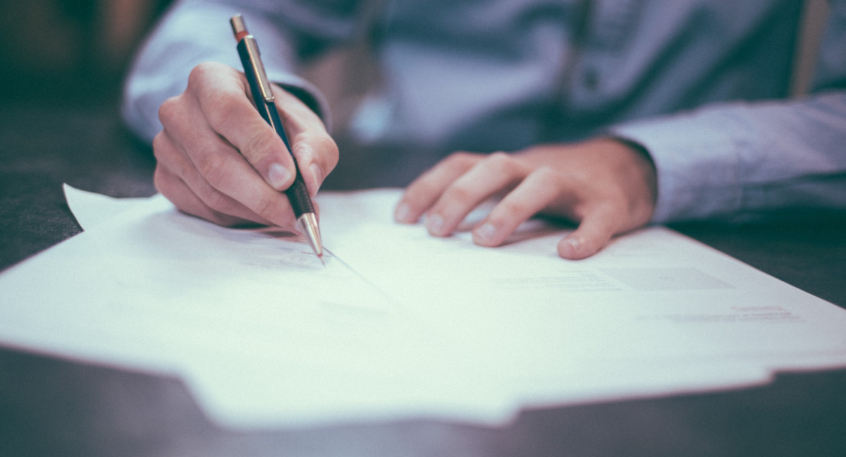 Trabajo de oficina, gente trabajando, escribir. Foto: Unsplash.