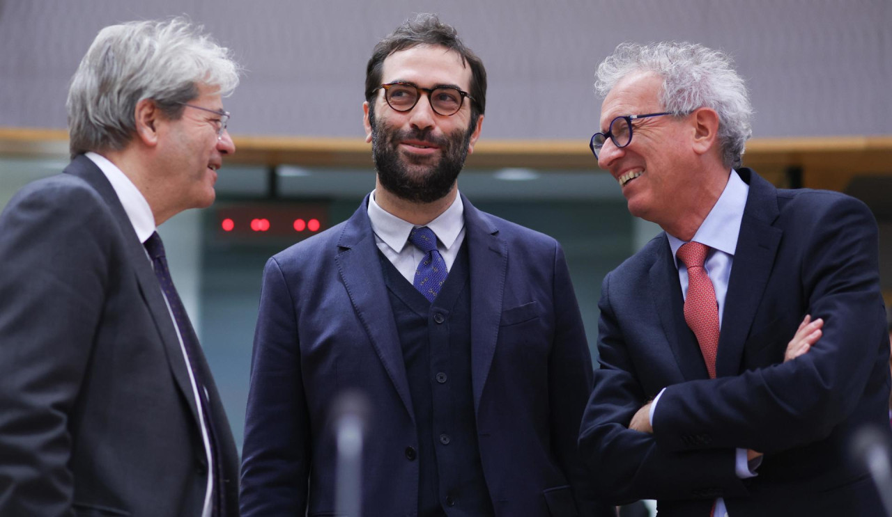 Paolo Gentiloni, comisario europeo de Economía y otros funcionarios europeos. Foto: EFE.