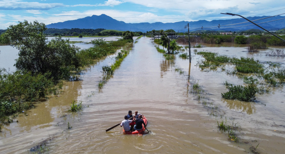 Inundación en el Barrio de Amapá, Río de Janeiro, Brasil. Foto: EFE.