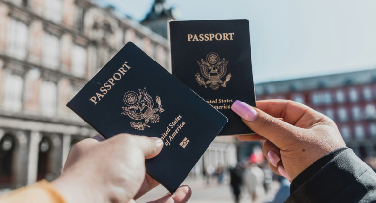 Pasaportes, viaje, migración. Foto: Unsplash