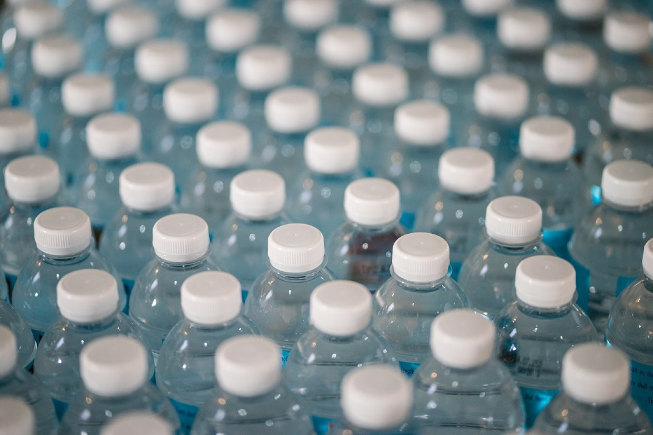 Botellas de agua. Foto: Unsplash.