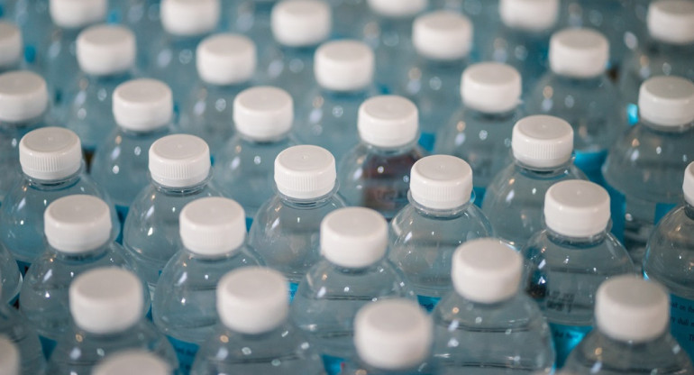 Botellas de agua. Foto: Unsplash.