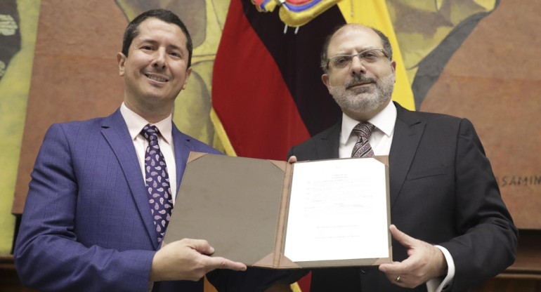 Reconocimiento de la Asamblea Nacional de Ecuador al periodista e canal de TV atacado por grupo armado. Foto: EFE.