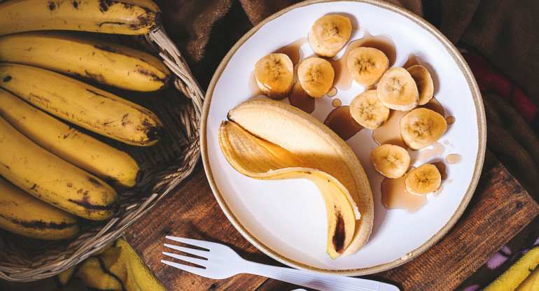 El consumo diario de banana tiene sus pros y contras. Foto: Unsplash.