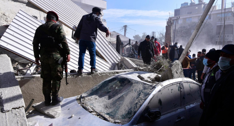 Al menos cinco muertos tras ataque contra un edificio residencial en Siria. Foto: EFE.