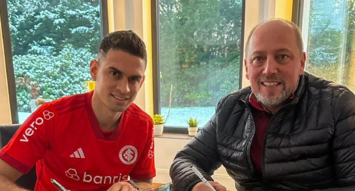 Santos Borré firmando para el Inter de Brasil. Foto: redes sociales