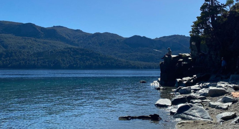 Playa La Puntilla de Villa Traful. Foto: Instagram.