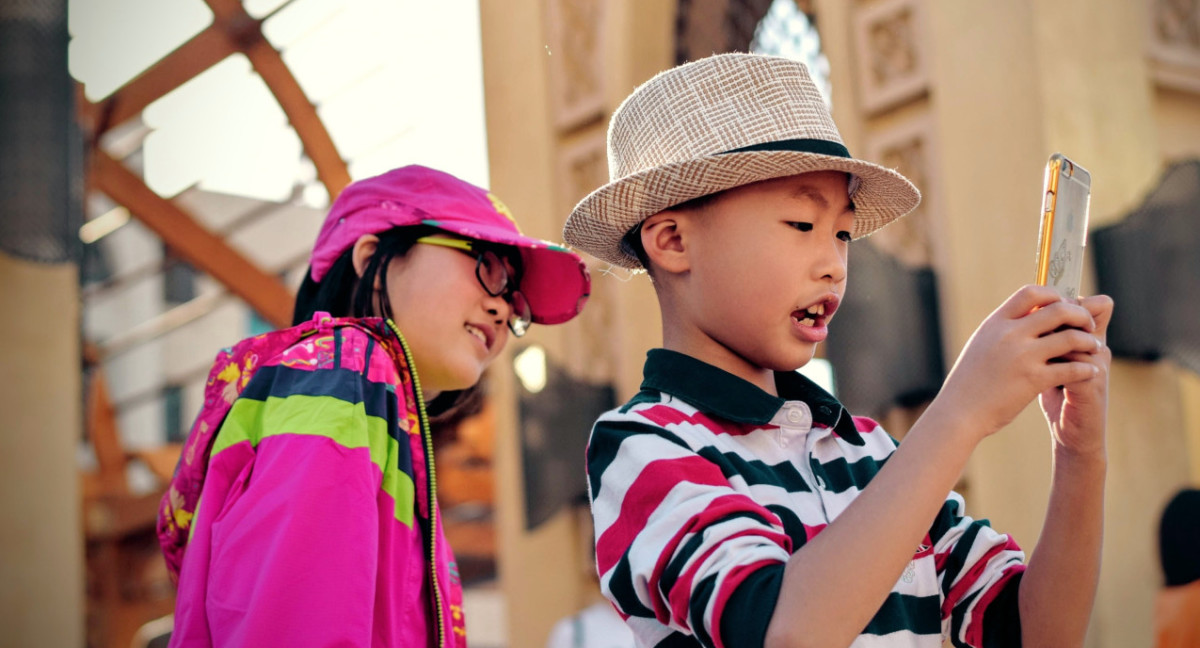 El uso del celular en niños. Foto: Unsplash