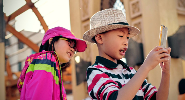 El uso del celular en niños. Foto: Unsplash