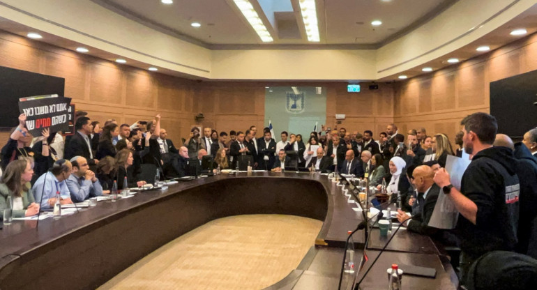 Familiares de los rehenes de Gaza irrumpen en el Parlamento israelí. Foto: Reuters