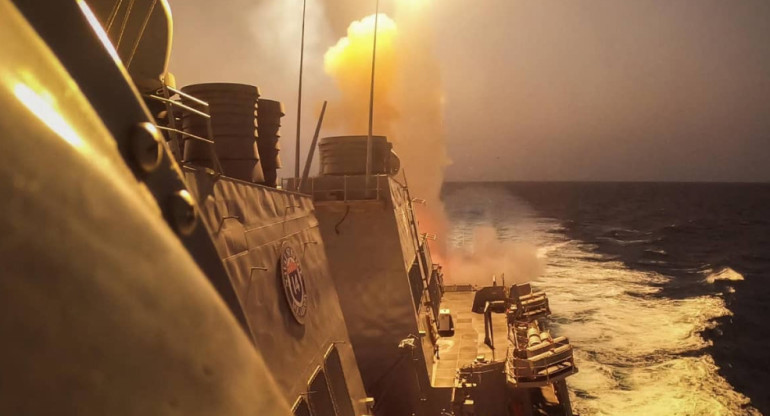 USS Carney, el destructor de la Armada de Estados Unidos en el mar Rojo. Foto: Reuters.