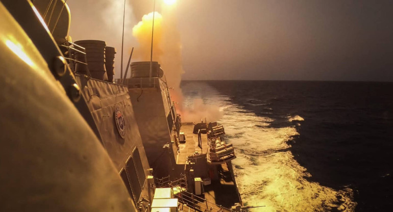 USS Carney, el destructor de la Armada de Estados Unidos en el mar Rojo. Foto: Reuters.