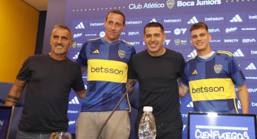 Juan Román Riquelme junto a Cristian Lema y Kevin Zenon en la presentación de refuerzos de Boca. Foto: @BocaJrsOficial