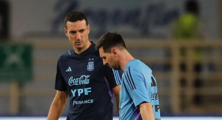 Messi y Scaloni en un entrenamiento de la Selección. Foto: EFE