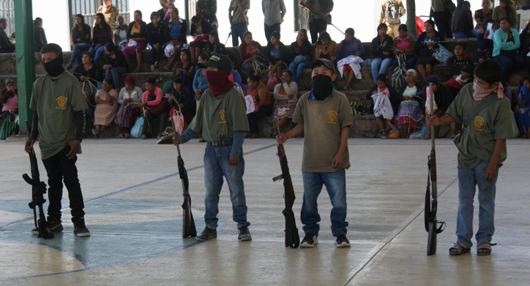 Niños de estado mexicano de Guerrero reciben armas para defenderse del crimen organizado. Foto: EFE