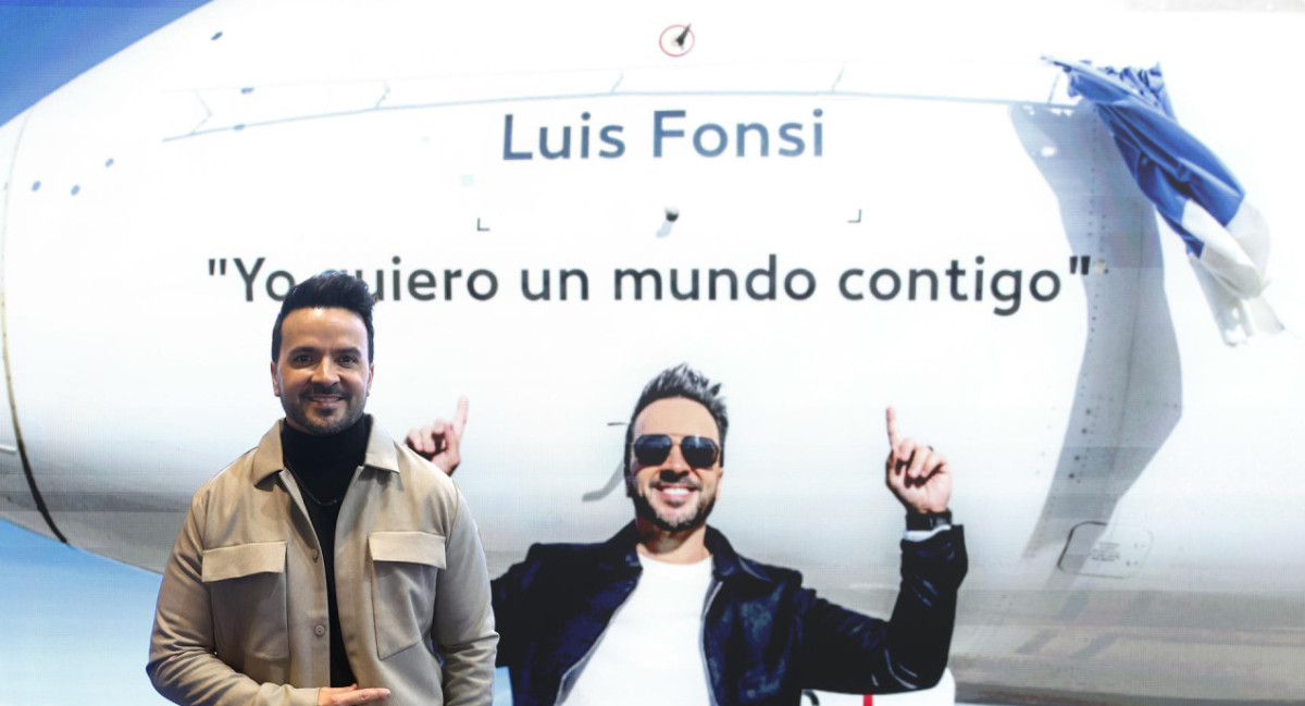 El avión que lleva el nombre de Luis Fonsi. Foto: EFE.