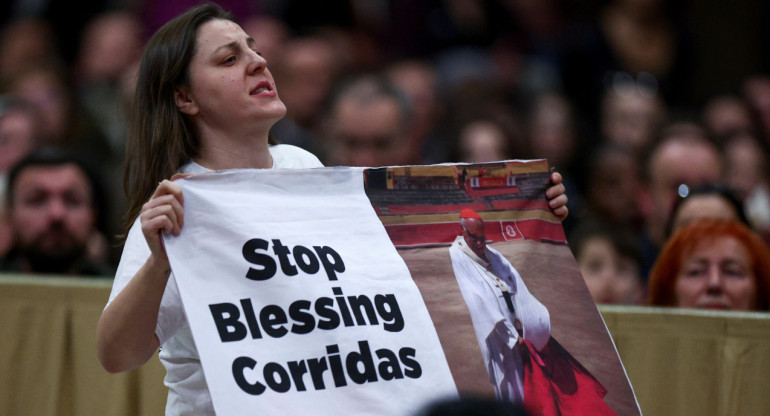 Protesta contra las corridas de toros durante la misa del Papa Francisco en el Vaticano. Foto: REUTERS.