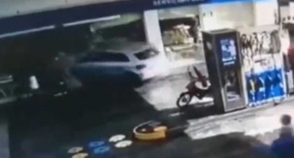 Impactante choque contra una estación de servicio en San Juan. Foto: Captura de video.