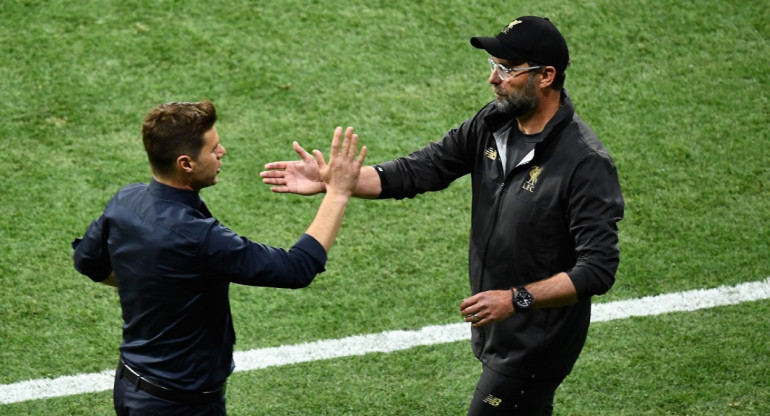 El saludo entre Mauricio Pochettino y Jürgen Klopp. Foto: NA.