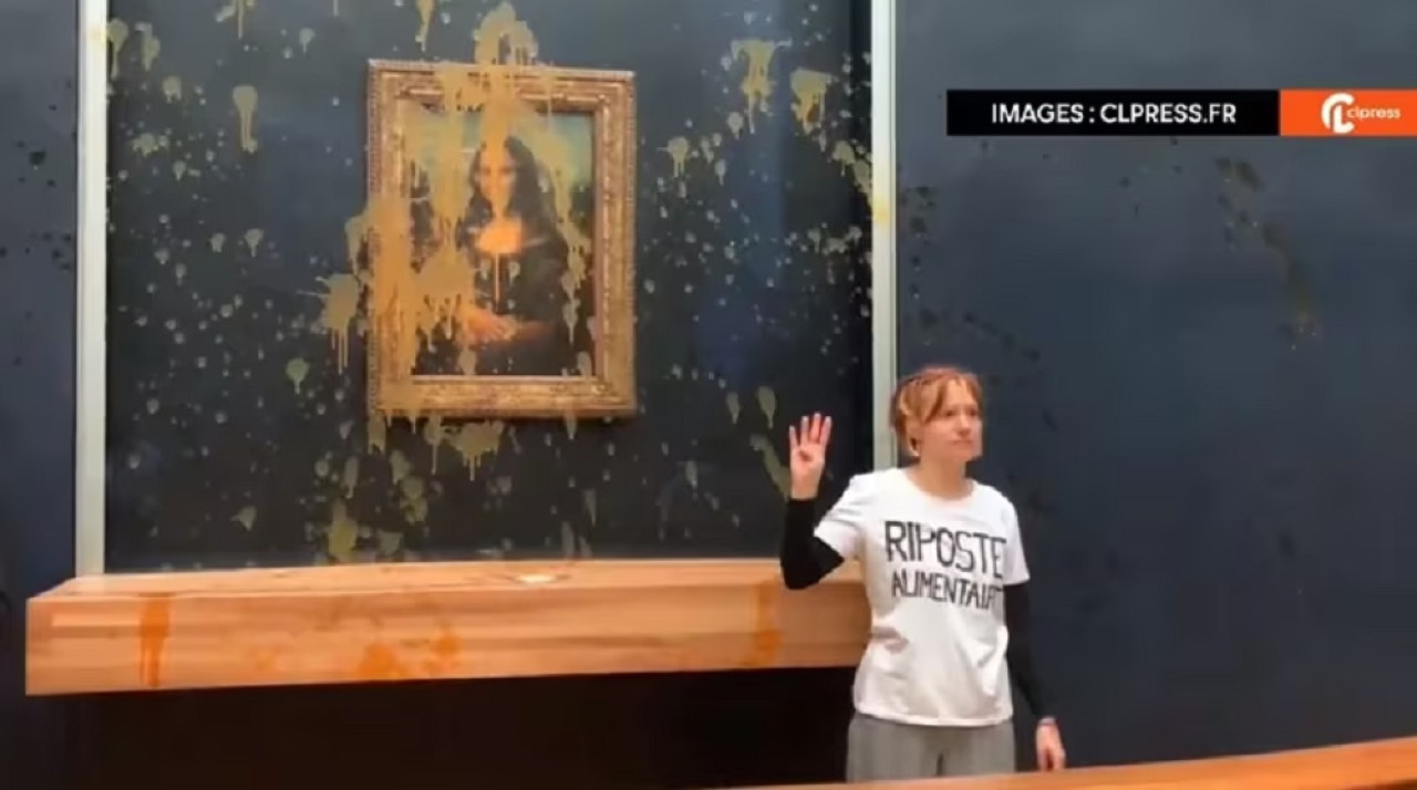 Dos activistas arrojaron sopa sobre “La Gioconda”. Foto: captura de pantalla.