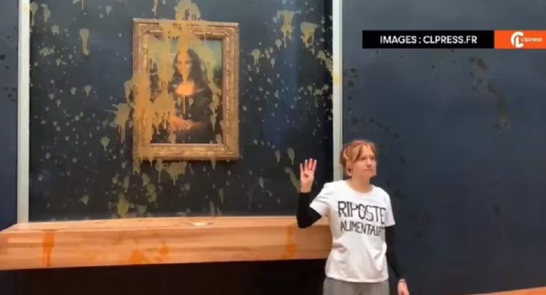 Dos activistas arrojaron sopa sobre “La Gioconda”. Foto: captura de pantalla.