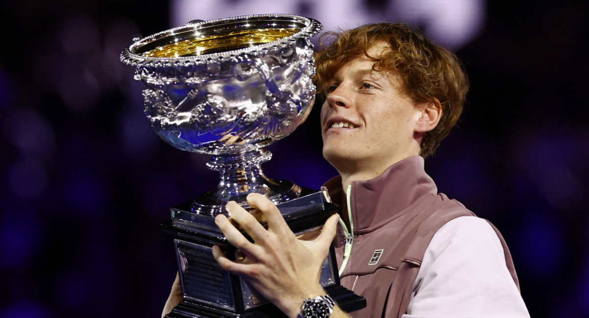 Sinner festejó con el trofeo después de ganar la final contra Daniil Medvedev. Foto: Reuters.