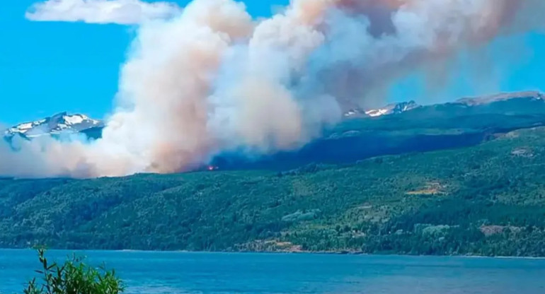 El fuego en el Parque los Alerces está fuera de control. (Foto NA).