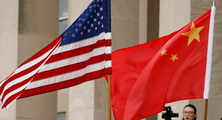 Las banderas de China y EEUU, en el Pentágono. Foto: Reuters